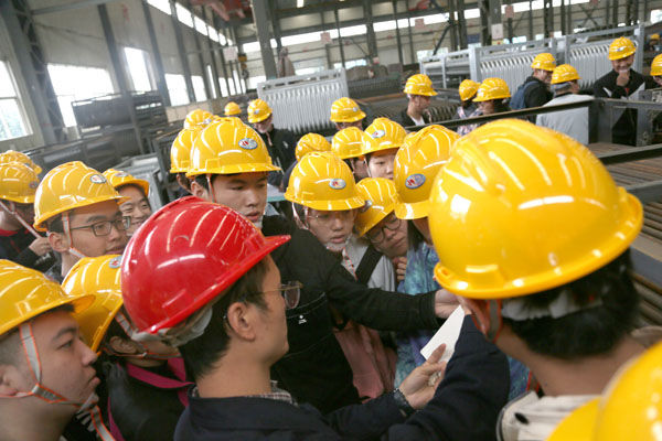 河南科技大學(xué)制冷與低溫工程專(zhuān)業(yè)學(xué)子赴隆華參觀(guān)實(shí)習(xí)